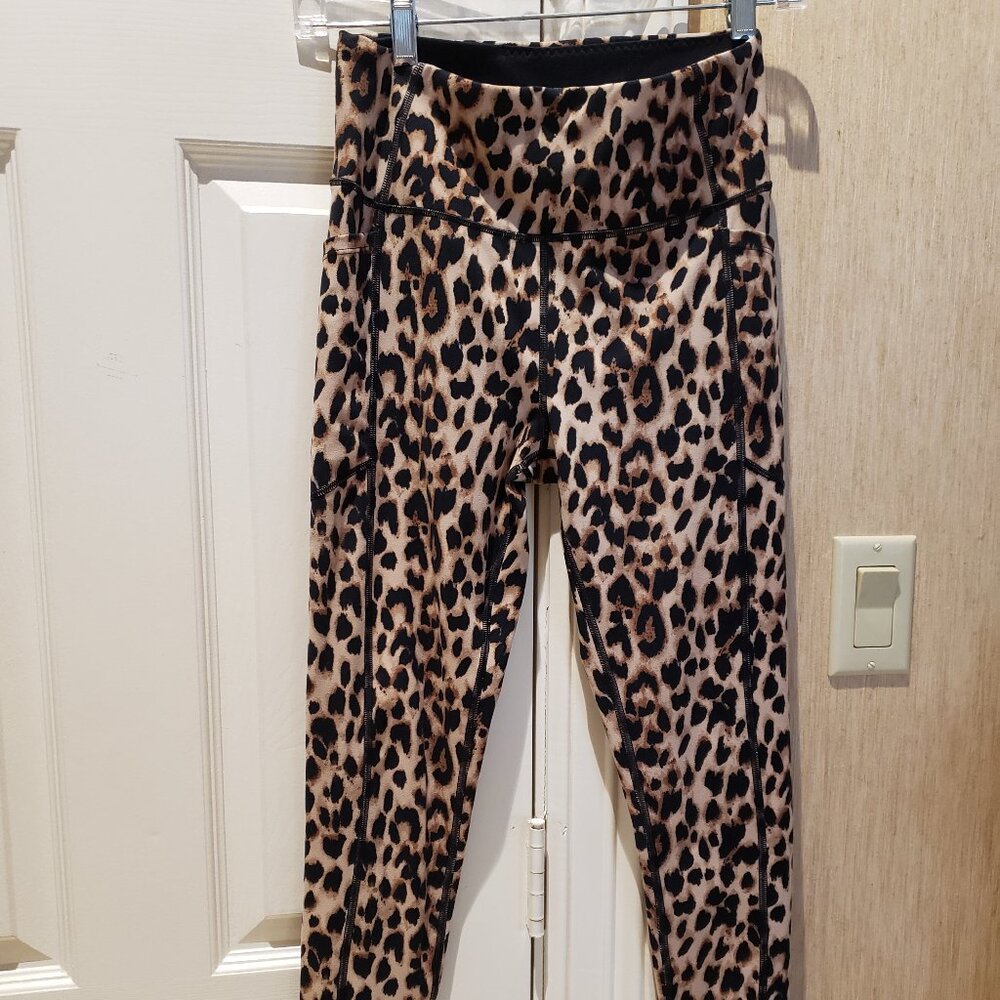 Victoria's Secret  Leopard Leggings with  pockets on both sides  Sz 6